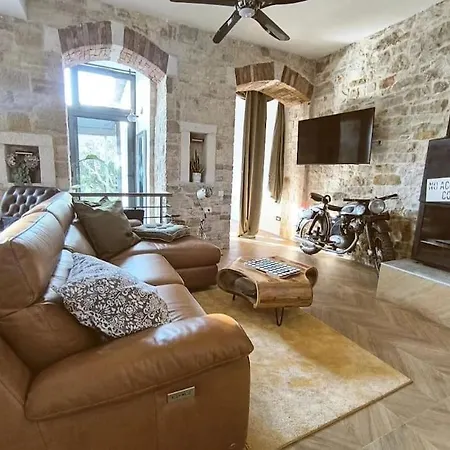 Big Oasis House With Garden,near Colosseum Pula